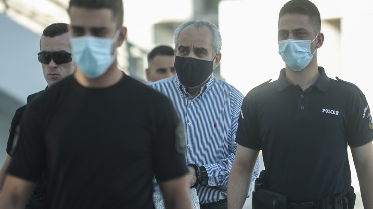 Ο ψευτογιατρός Dr Kontos οδηγείται με χειροπέδες στο δικαστήριο από αστυνομικούς