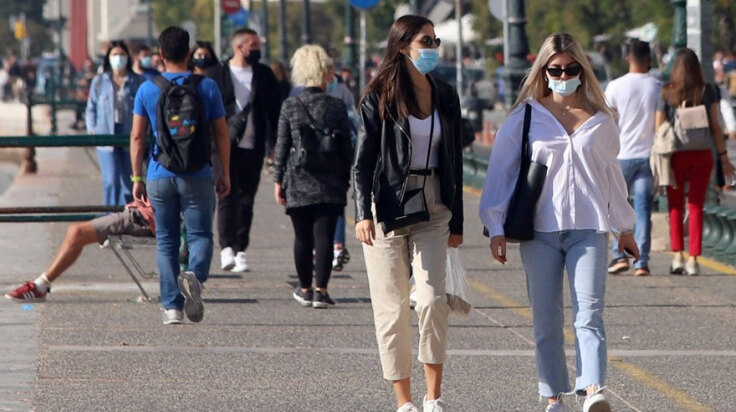 Κοπέλες με μάσκα για τον κορωνοϊό στη Νέα Παραλία Θεσσαλονίκης