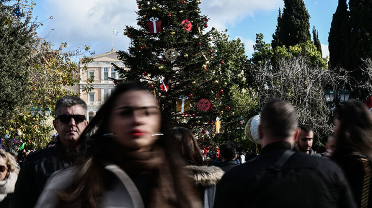 Πολίτες στη διάβαση πεζών στο Σύνταγμα (ΦΩΤΟ ΑΡΧΕΙΟΥ)