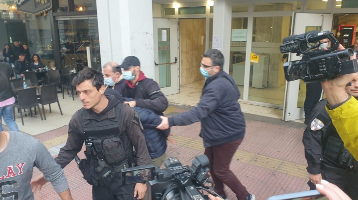 Γυναικοκτονία στον Πειραιά: Ο κατηγορούμενος οδηγείται στις φυλακές