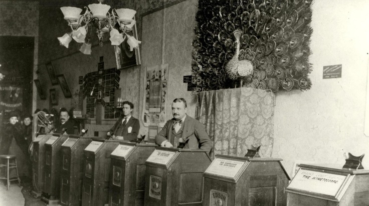 Σαν σήμερα 14 Απριλίου: Το 1894 ανοίγει η πρώτη στον κόσμο αίθουσα κινητοσκοπίου, ανοίγοντας τον δρόμο για την πολιτισμική επανάσταση του κινηματογράφου.