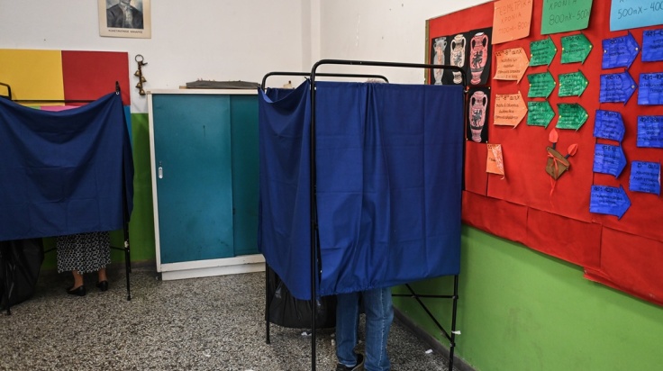 Εκλογικό τμήμα σε σχολείο με στημένα τα παραβάν
