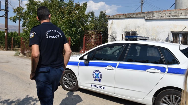Αστυνομικός δίπλα σε περιπολικό της ΕΛ.ΑΣ.
