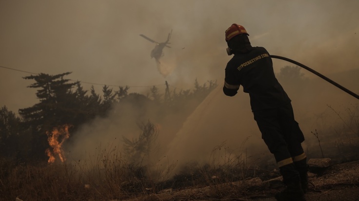 Πυροσβέστης επιχειρεί για την κατάσβεση της πυρκαγιάς
