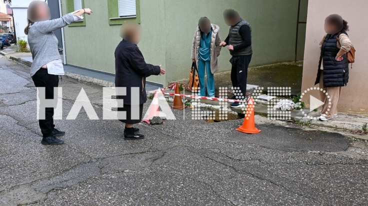 Πολίτες πάνω από την τρύπα όπου έπεσε ο 12χρονος σε δρόμο του Πύργου Ηλείας