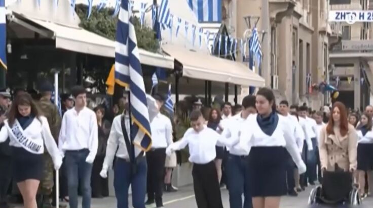 25η Μαρτίου: Μαθητής στη Λαμία σηκώθηκε από το αναπηρικό αμαξίδιο και παρέλασε - Έντονη συγκίνηση στους παρευρισκόμενους