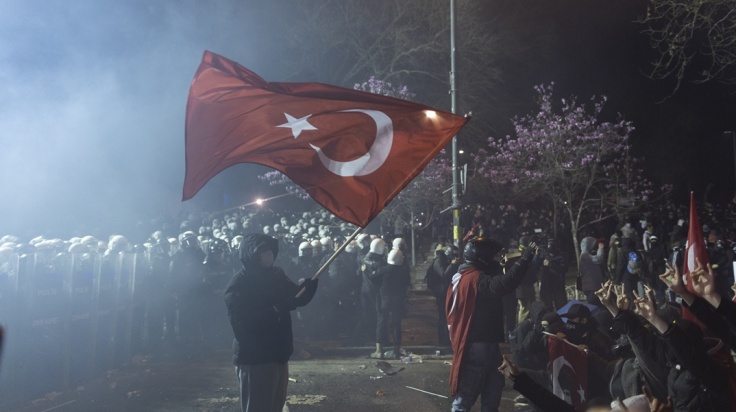 Διαδηλωτές με σημαία της Τουρκίας