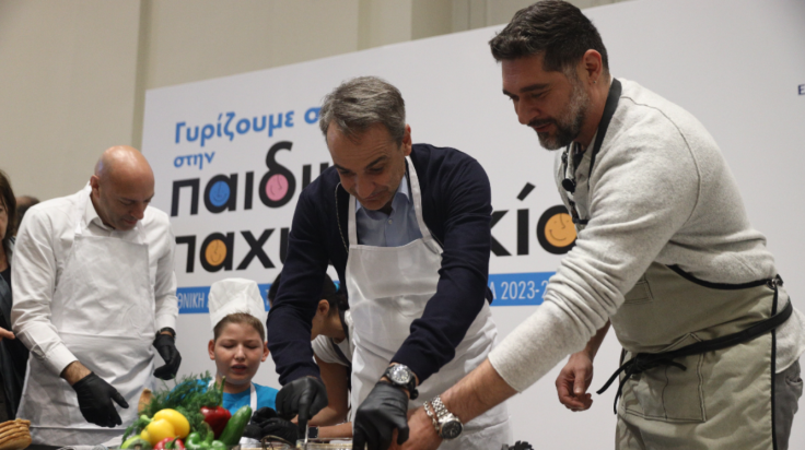 Ο Κυριάκος Μητσοτάκης μαγείρεψε υγιεινά με τον σεφ Πάνο Ιωαννίδη και έπαιξε μπάσκετ με τον Θοδωρή Παπαλουκά