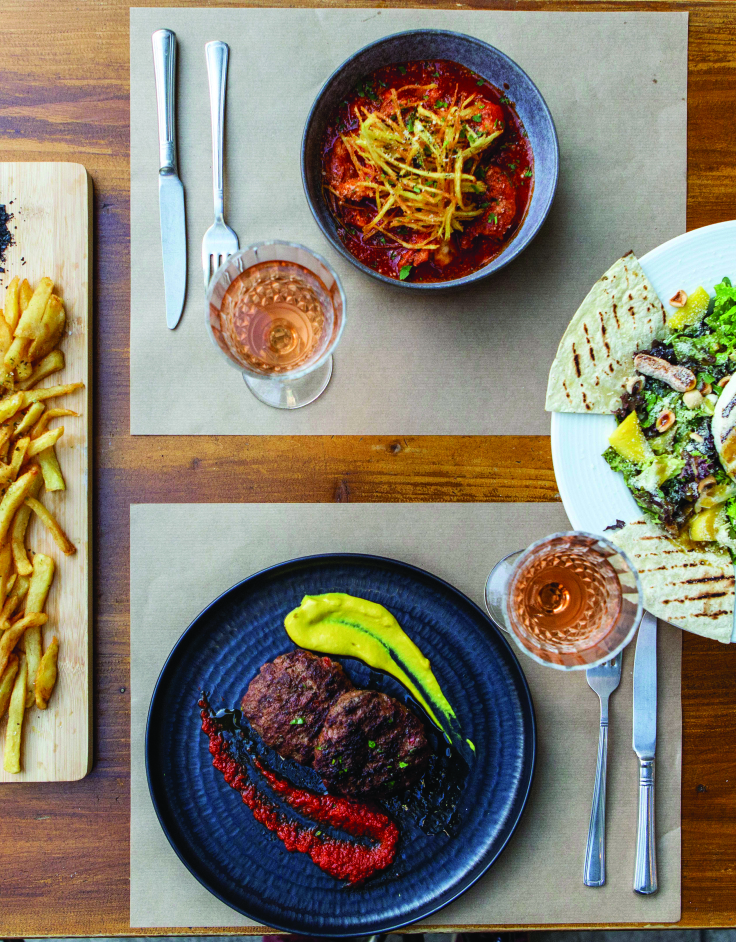 Ροζ Πάνθηρας: Στέκι των καλοφαγάδων για εξαιρετικές κοπές στο Παγκράτι