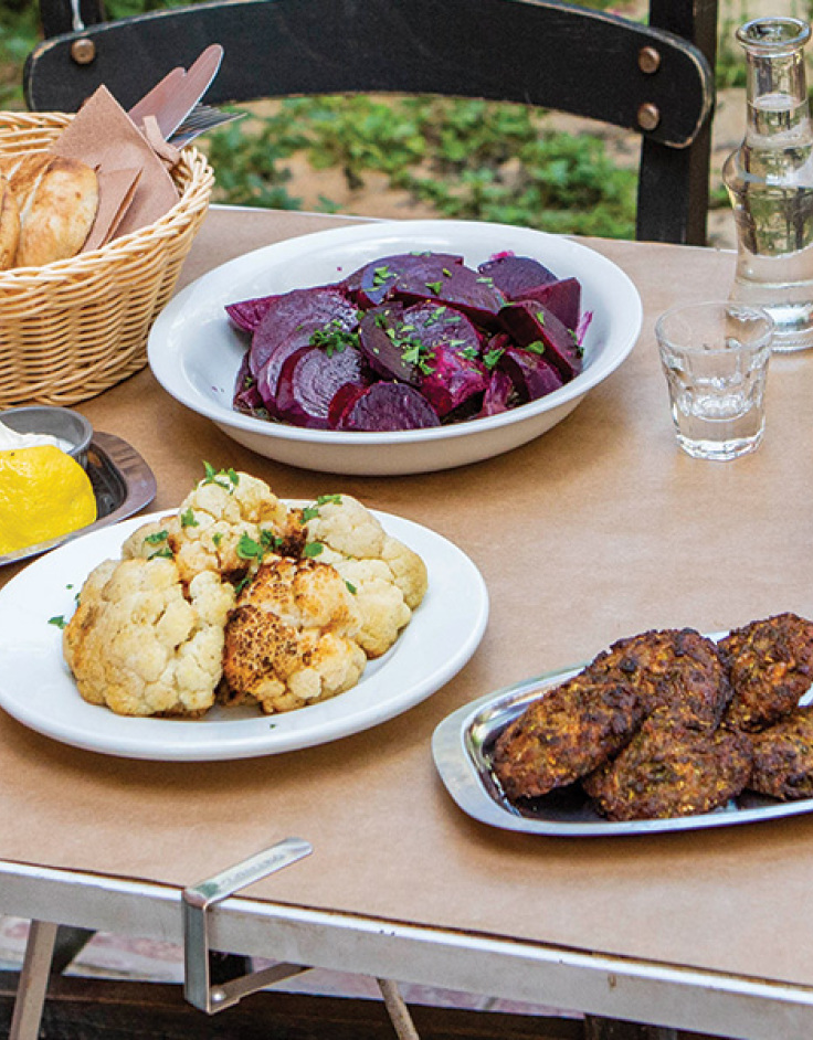 Αυλή: Για νόστιμους μεζέδες και παρεΐστικη διάθεση