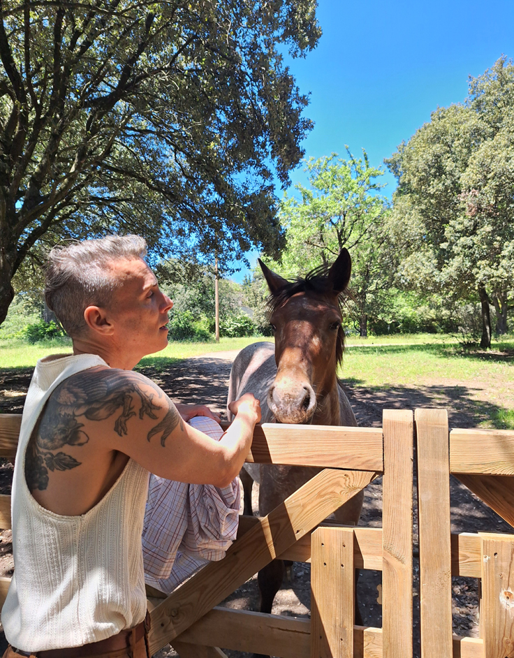 Λίγο πριν περάσει από την Αθήνα με την περιοδεία του «The Ichonology Tour» ο σπουδαίος μουσικός Asaf Avidan υποδέχτηκε την ATHENS VOICE στο εντυπωσιακό κτήμα του στον Γαλλικό Νότο