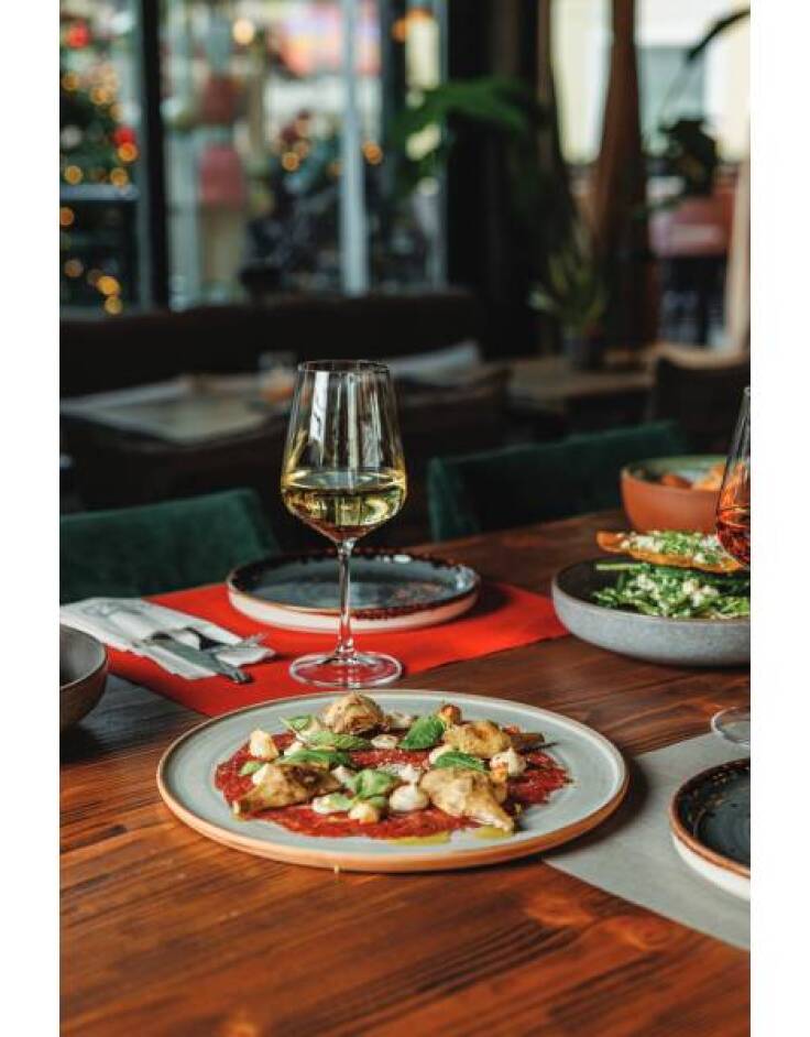 Chelona Athens: Σύγχρονη μεσογειακή κουζίνα στο γιορτινό rooftop της Ερμού