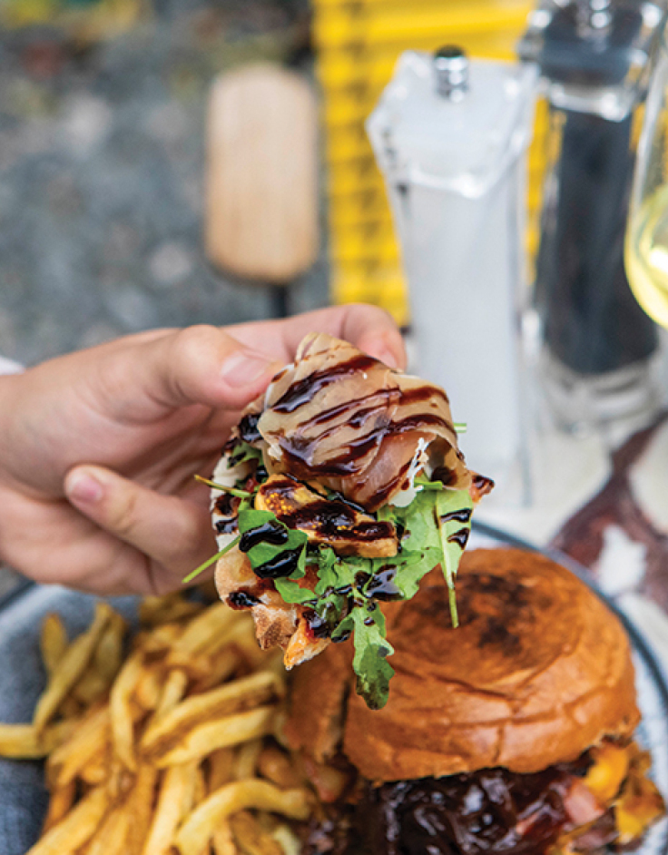 Bored: Υπέροχο smashed burger και signature cocktails