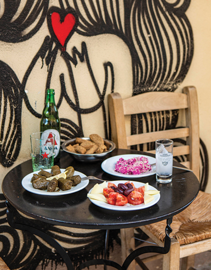 Τα Κανάρια: Το αγαπημένο στέκι με τους νόστιμους μεζέδες και τις όμορφες μουσικές βραδιές