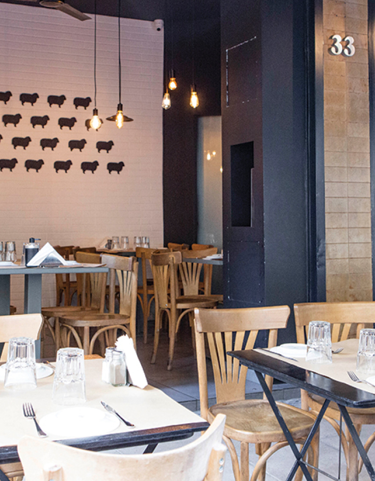 Το Μαύρο Πρόβατο του Press Café: Εδώ που οι αθηναϊκές παρέες δίνουν το σταθερό ραντεβού τους