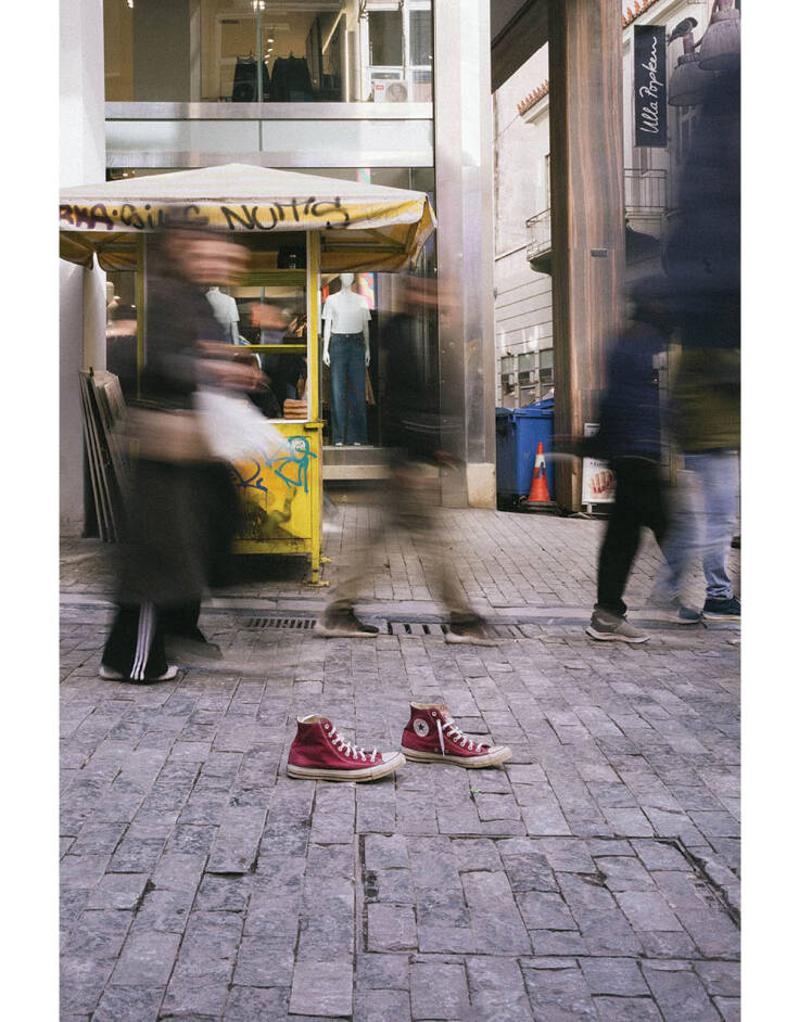 Τα «Αδέσποτα παπούτσια στnν Αθήνα» με τα μάτια του σκηνοθέτη Γιώργου Ζώn