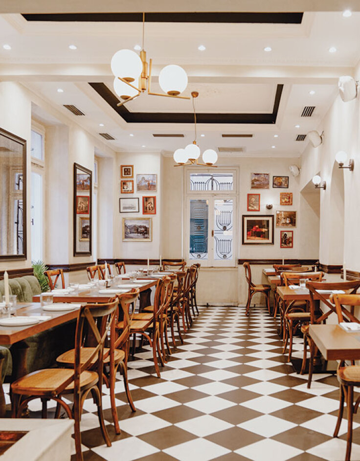 Lyra: Η μελωδία της γεύσης στην καρδιά της Πλάκας