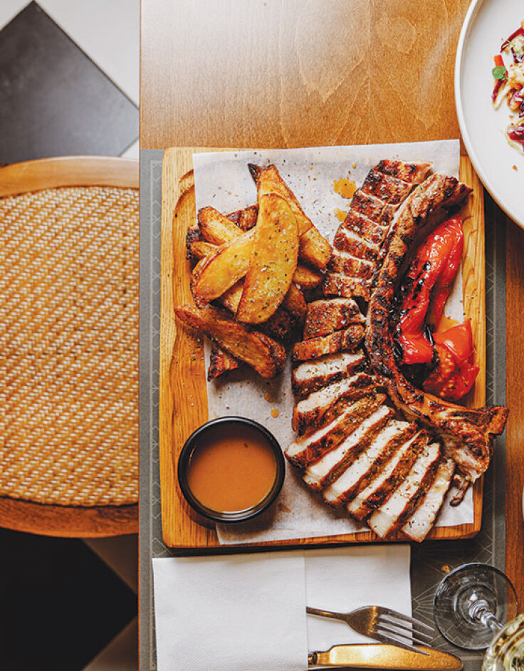 Lyra: Η μελωδία της γεύσης στην καρδιά της Πλάκας