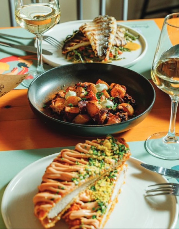 Φυσαρμόνικα: Το μεζεδοπωλείο που παντρεύει το μοντέρνο με το παραδοσιακό 