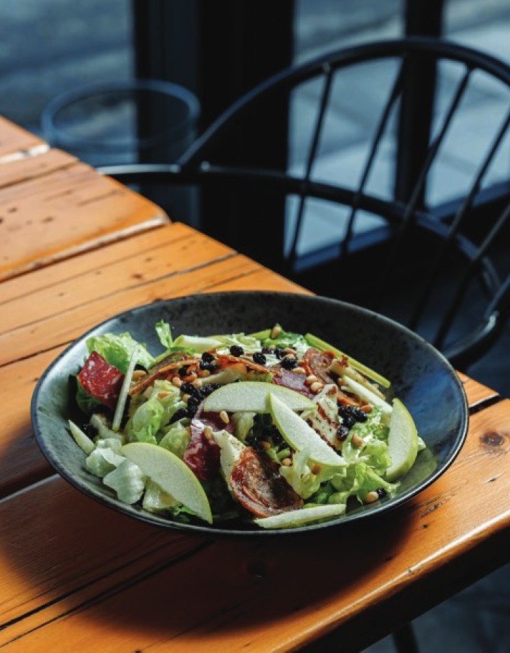 Φυσαρμόνικα: Το μεζεδοπωλείο που παντρεύει το μοντέρνο με το παραδοσιακό 