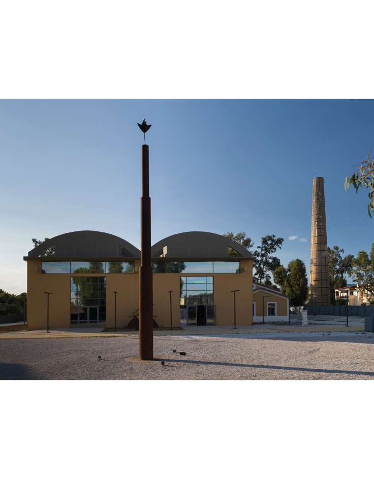 Γλυπτό της Βάνας Ξένου στο προαύλιο του Ίρις ©Boris Kirpotin