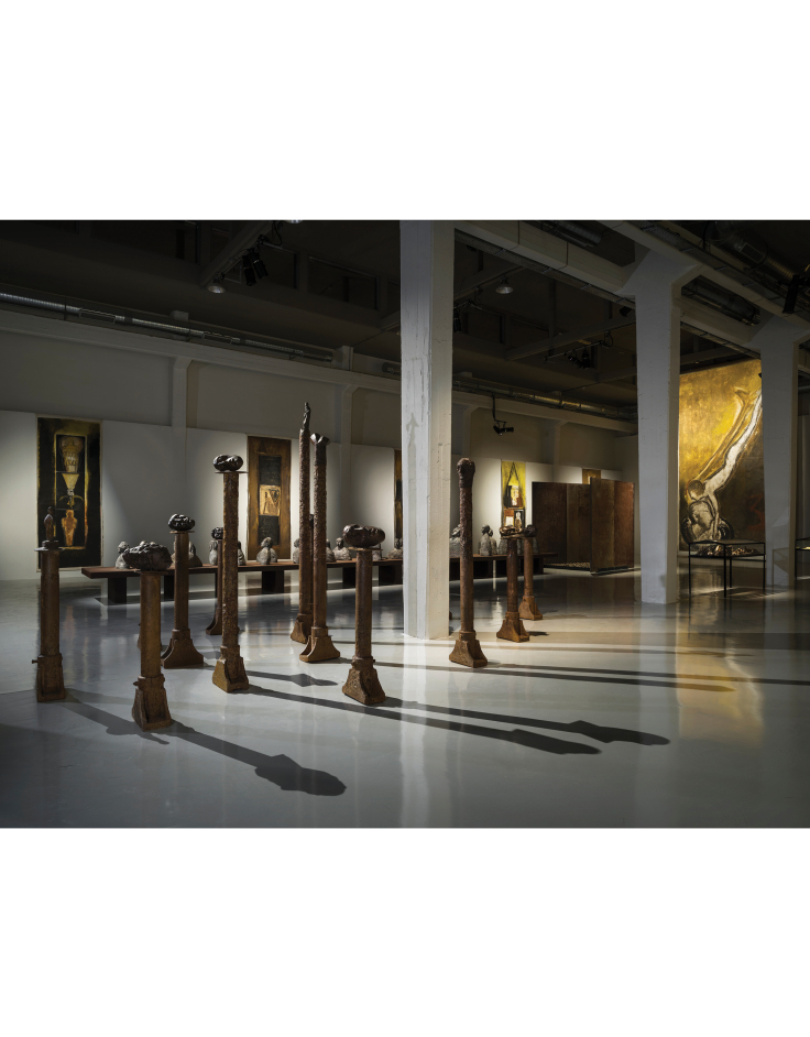 Στο εσωτερικό του Ίρις, από τη μεγάλη αναδρομική έκθεση της Βάνας Ξένου στην Ελευσίνα, με τίτλο «Μυστήριο 15 - Το Ανοιχτό Μουσείο. Γιατί η Ελευσίνα σήμερα; Από τη Μελαγχολία στο Όνειρο». Στο βάθος η «Κάθοδος της Περσεφόνης» ©Boris Kirpotin