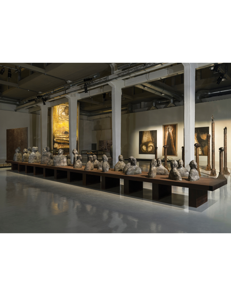 Από τη μεγάλη αναδρομική έκθεση της Βάνας Ξένου στην Ελευσίνα, με τίτλο «Μυστήριο 15 - Το Ανοιχτό Μουσείο. Γιατί η Ελευσίνα σήμερα; Από τη Μελαγχολία στο Όνειρο», Η εγκατάσταση «Έλευσις» αποτελείται από 26 ορειχάλκινα γλυπτά πάνω σ’ ένα τραπέζι ©Boris Kirpotin