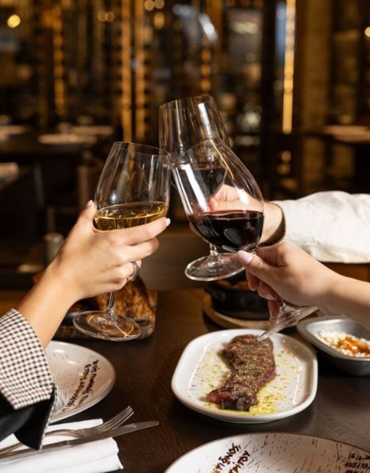  OX Athens: Ιδανικός προορισμός για καλό κρέας και κρασί στα γιορτινά τραπέζια της πόλης 