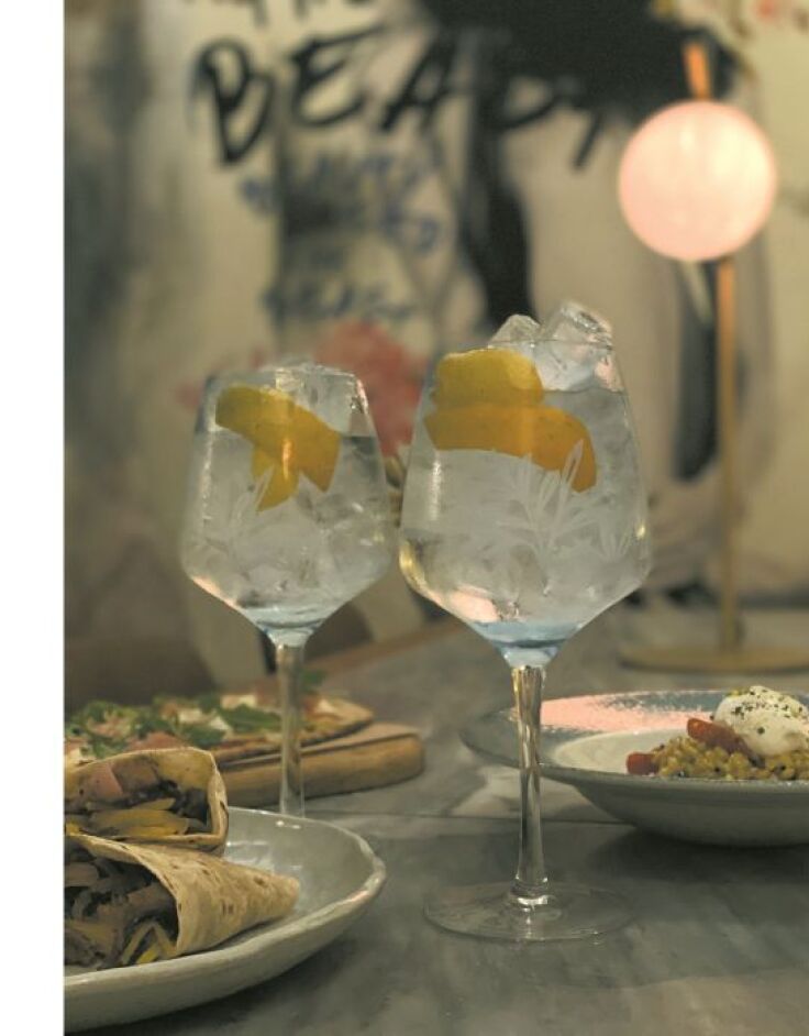 Cocktail και brunch στο Beauty Killed the Beast