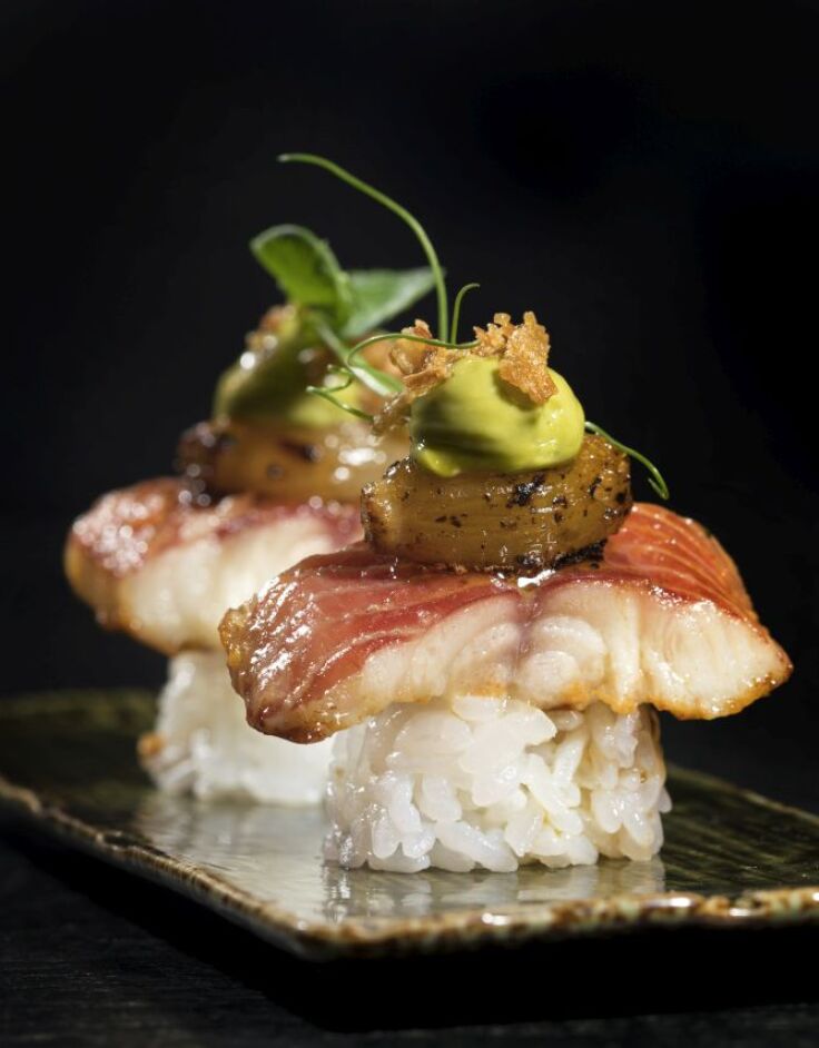 Νigiri με καπνιστό χέλι στιφάδο στο Huracan