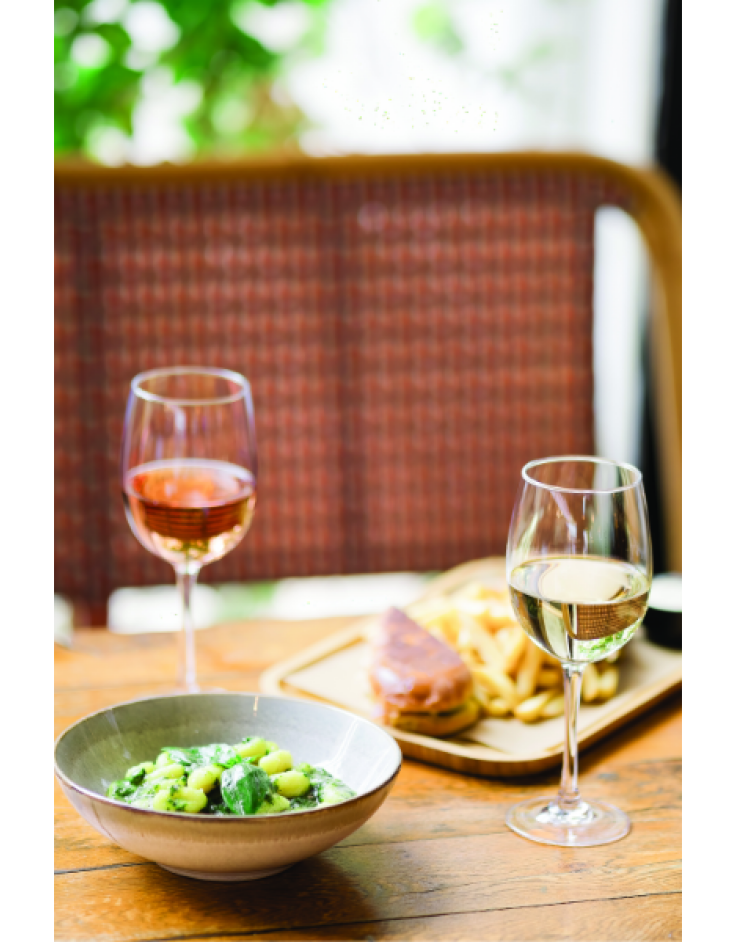 Café Cafe cocktails & more: Το στέκι που άλλαξε τα δεδομένα  στο Περιστέρι