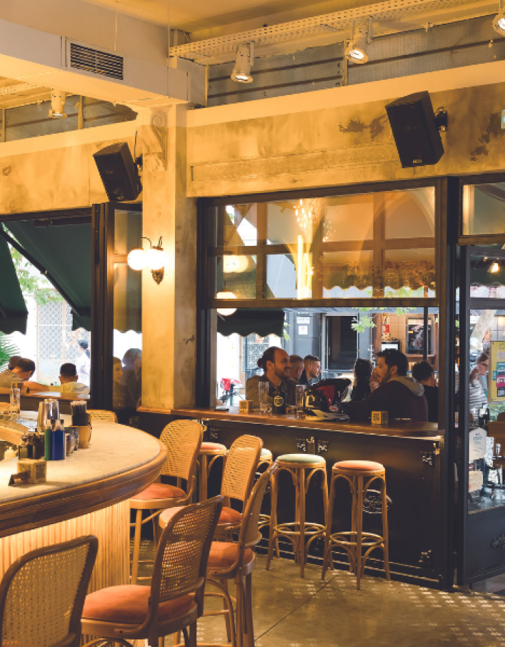 Café Cafe cocktails & more: Το στέκι που άλλαξε τα δεδομένα  στο Περιστέρι