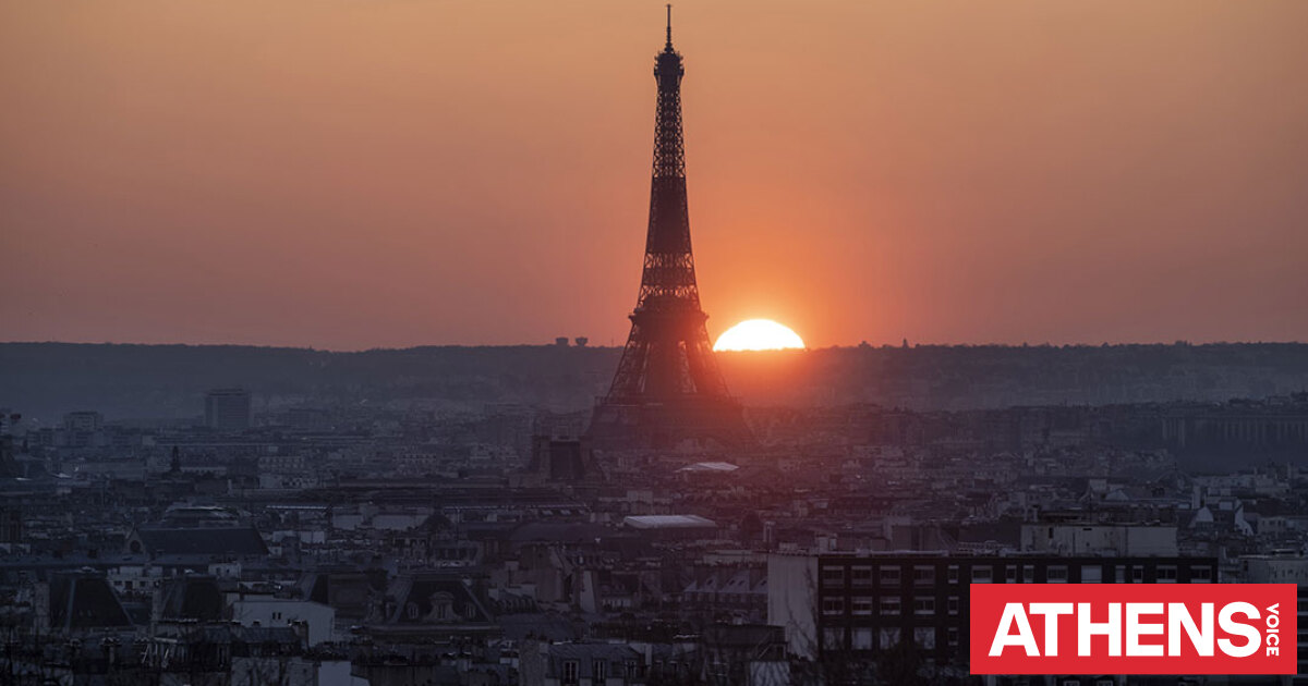 Τουρίστες περπατούν σε αιωρούμενη γέφυρα 60 μέτρα πάνω από το έδαφος στον Πύργο του Άιφελ