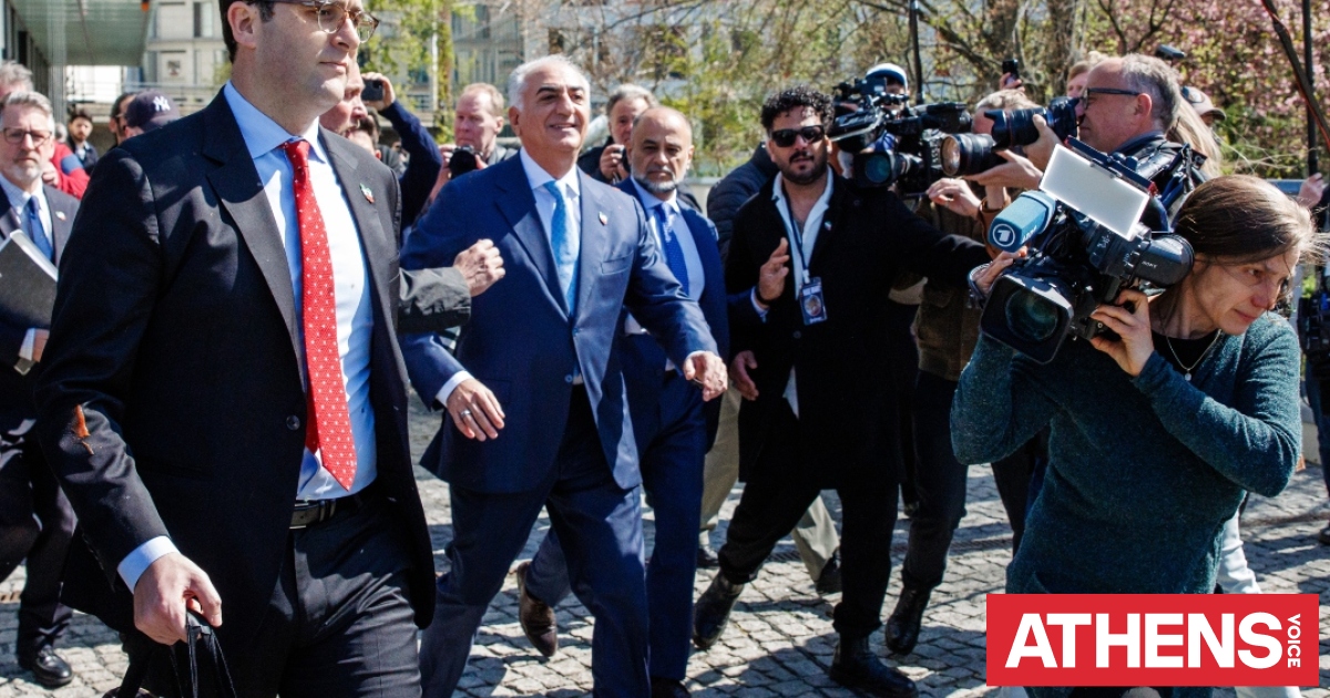 Ο Ρεζά Παχλαβί δέχτηκε επίθεση με κόκκινη μπογιά κατά την επίσκεψή του στο Βερολίνο - Βίντεο