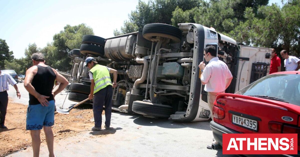 Ανατροπή φορτηγού στην είσοδο του Βόλου, στο νοσοκομείο ο οδηγός