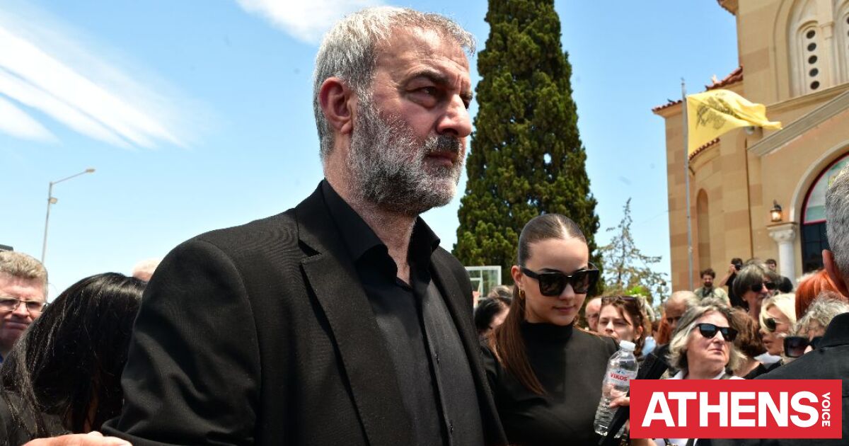 Κηδεία Γωγώς Μαστροκώστα: Λύγισε η Κρίστι Κρανά, «υποκλίνομαι στον Τραϊανό Δέλλα»