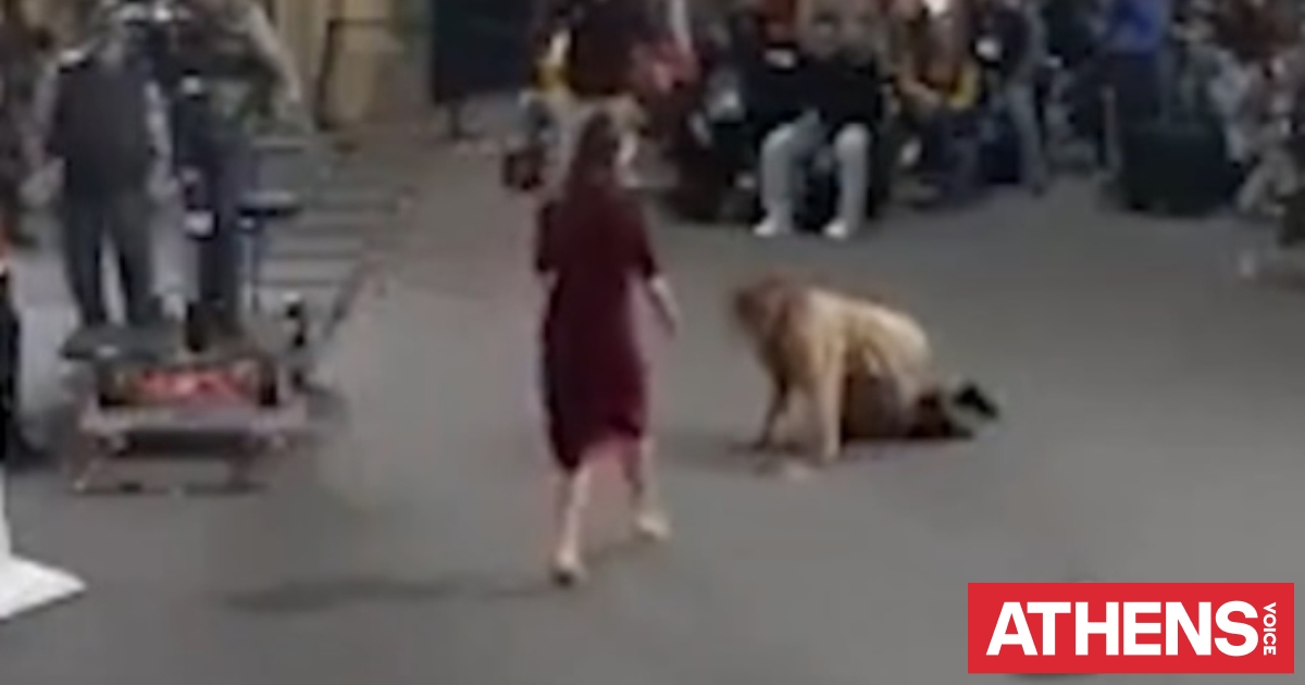 Δημοσιογράφος σωριάστηκε για να πιάσει μπάλα του μουντιάλ μετά από πάσα της προέδρου του Μεξικού
