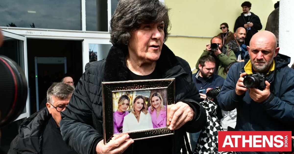 Τέμπη: Με κορνίζα των εγγονών της η γιαγιά των τριών κοριτσιών της οικογένειας Πλακιά στο δικαστήριο
