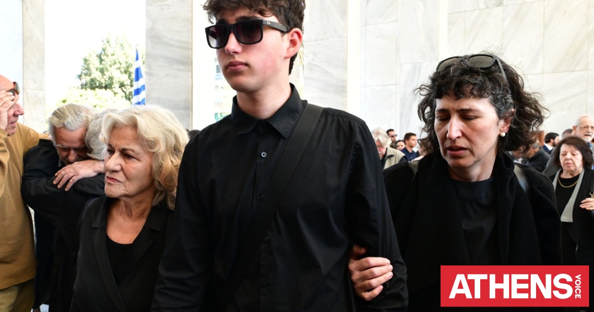 Κηδεία Βασίλη Ρίζου: Συντετριμμένη η μητέρα του, Θεανώ Φωτίου, ο γιος και η σύντροφός του