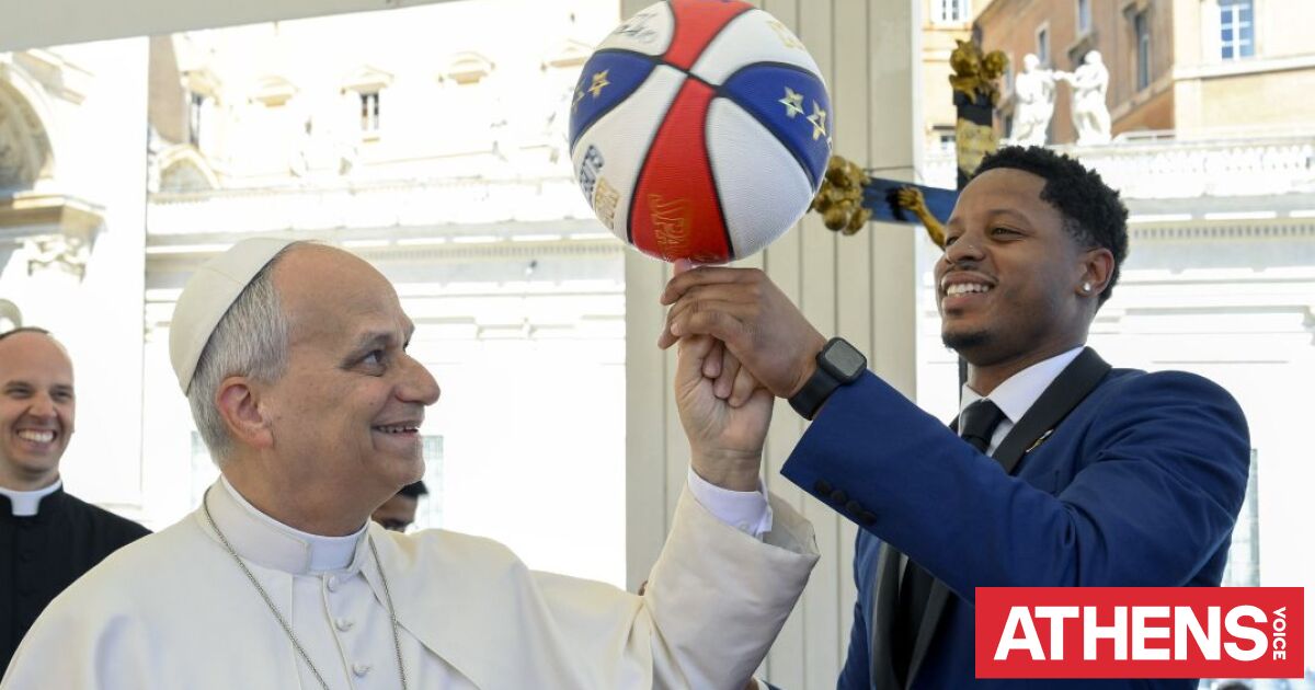 Δείτε τον Πάπα Λέοντα να στριφογυρίζει μπάλα του μπάσκετ στο δάχτυλό του