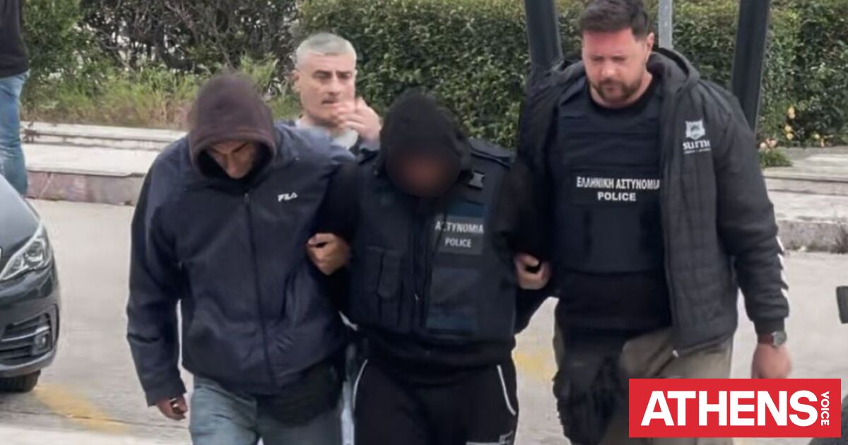 Κεφαλονιά: Προκλητικός ο πρώην αρσιβαρίστας - Οι αναρτήσεις με δεσμίδες χρημάτων και όπλα - Μετακίνησε ακόμη και περιπολικό