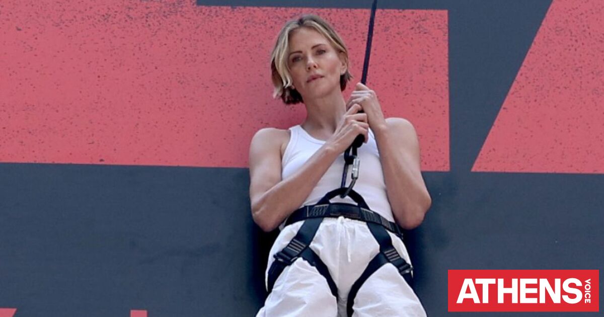 Δείτε τη Σαρλίζ Θερόν να σκαρφαλώνει σε billboard στην Τάιμς Σκουέρ της Νέας Υόρκης