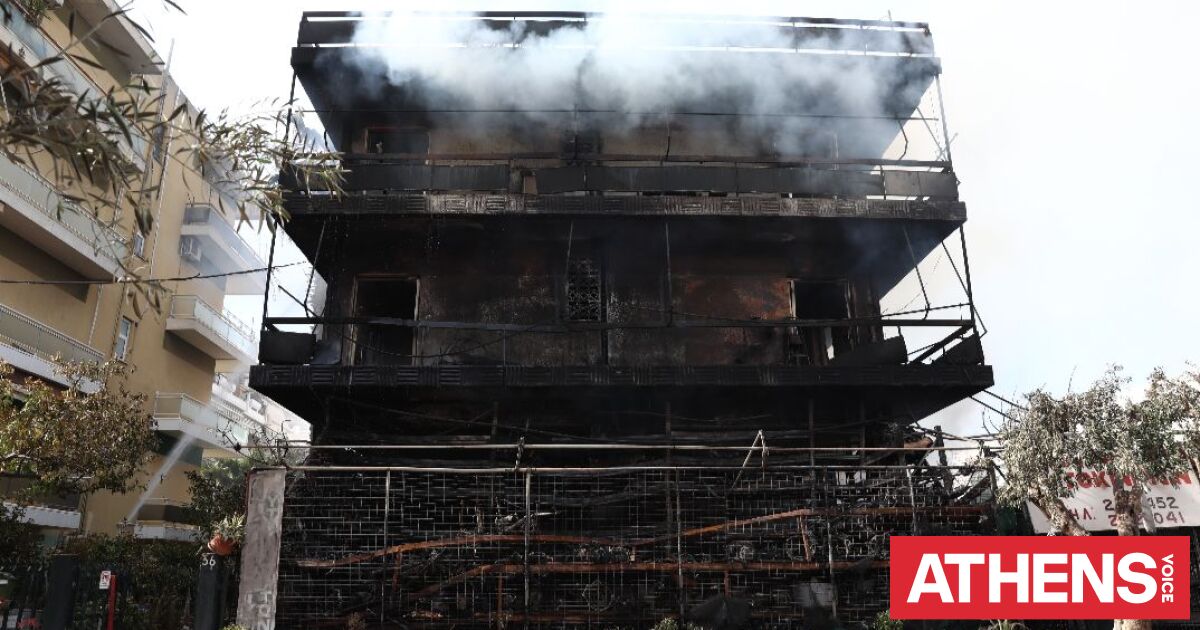 Υπό έλεγχο η φωτιά στο Ίλιον - Κάηκαν ολοσχερώς τα δύο διαμερίσματα πάνω από το κατάστημα