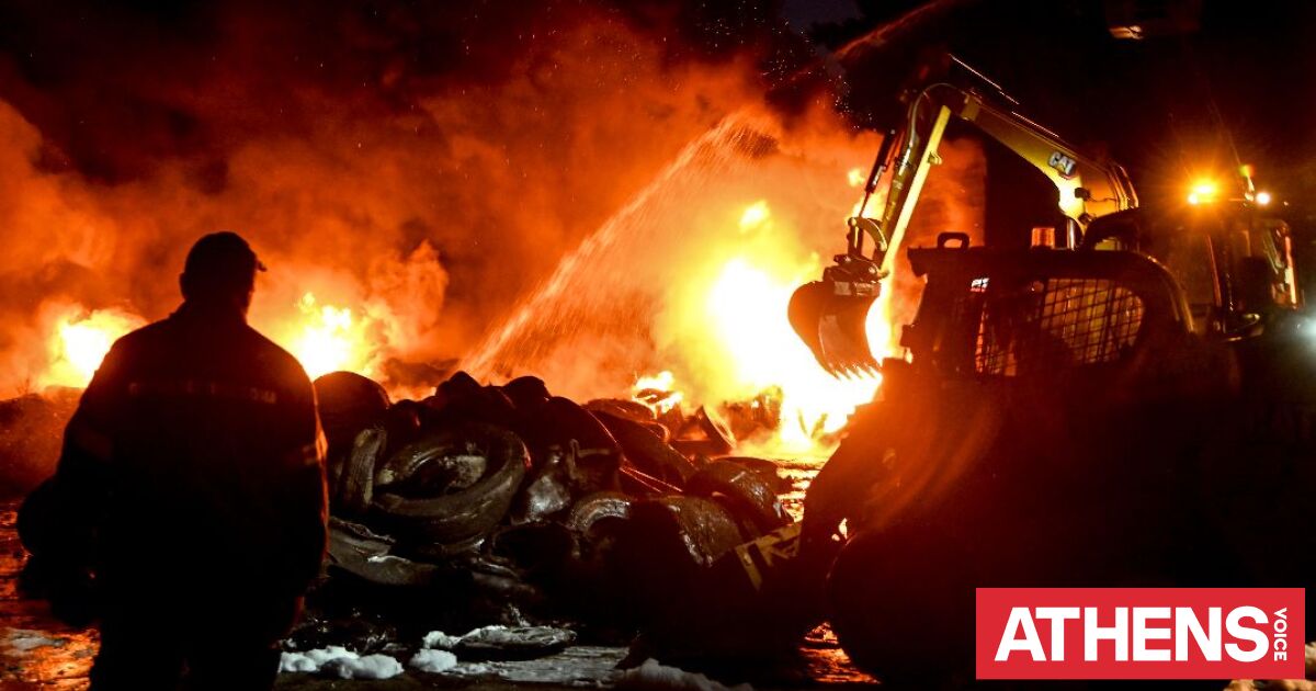 Φωτιά στην Πάτρα: Αποπνικτική η ατμόσφαιρα - Ολονύχτια μάχη με τις φλόγες στο παλιό εργοστάσιο της Pirelli