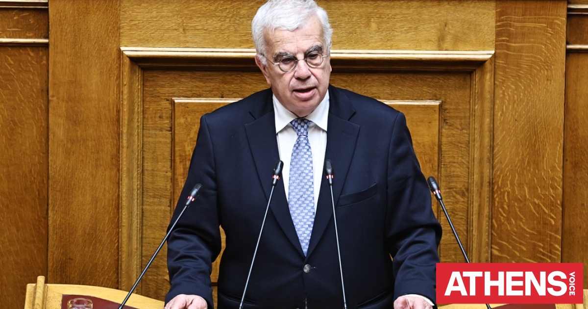 Κουκουλοφόροι πέταξαν τρικάκια έξω από το σπίτι του Στράτου Σιμόπουλου στη Θεσσαλονίκη