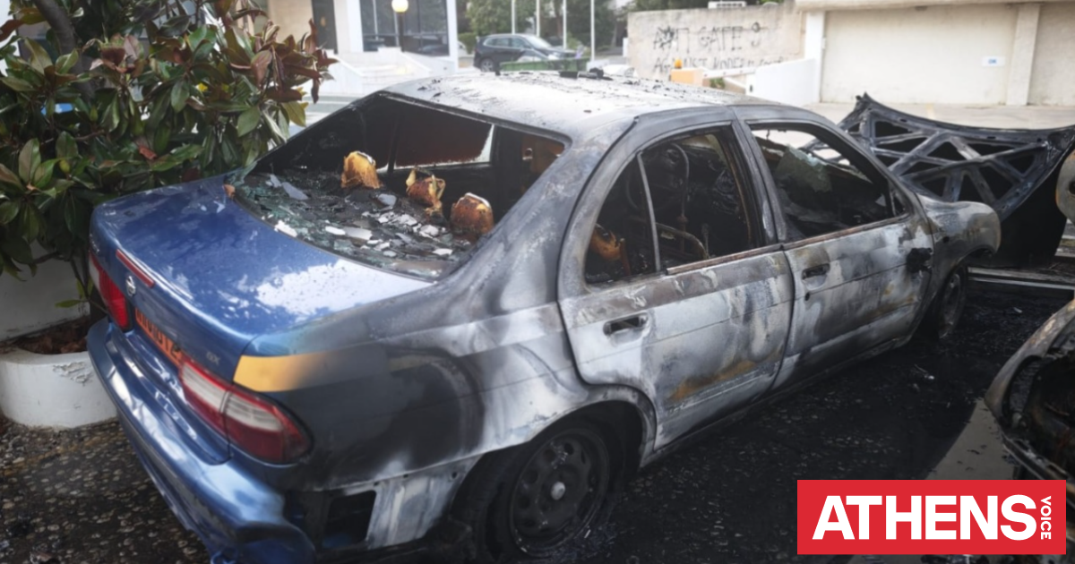 Κουκουλοφόροι έβαλαν φωτιά και έκαψαν τρία οχήματα της Περιφέρειας Αττικής στην Κηφισίας