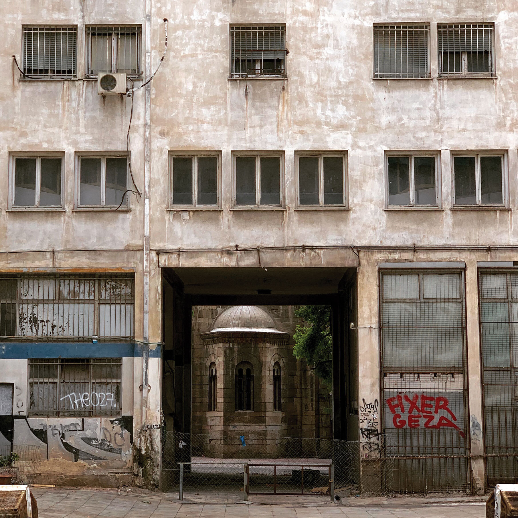 Ακάλυπτος πολυκατοικίας στην οδό Πειραιώς