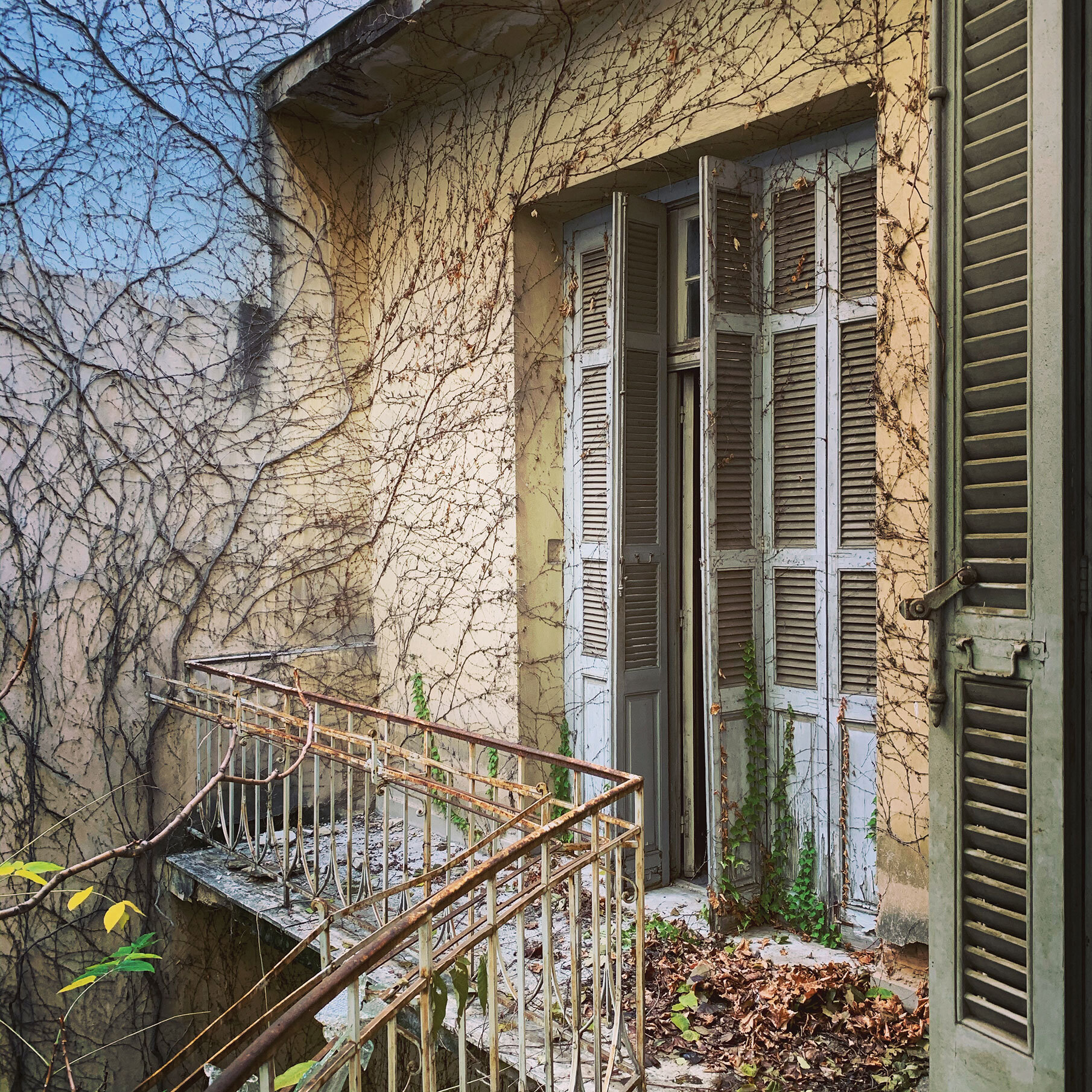 Ακάλυπτος πολυκατοικίας στην πλατεία Μαβίλη