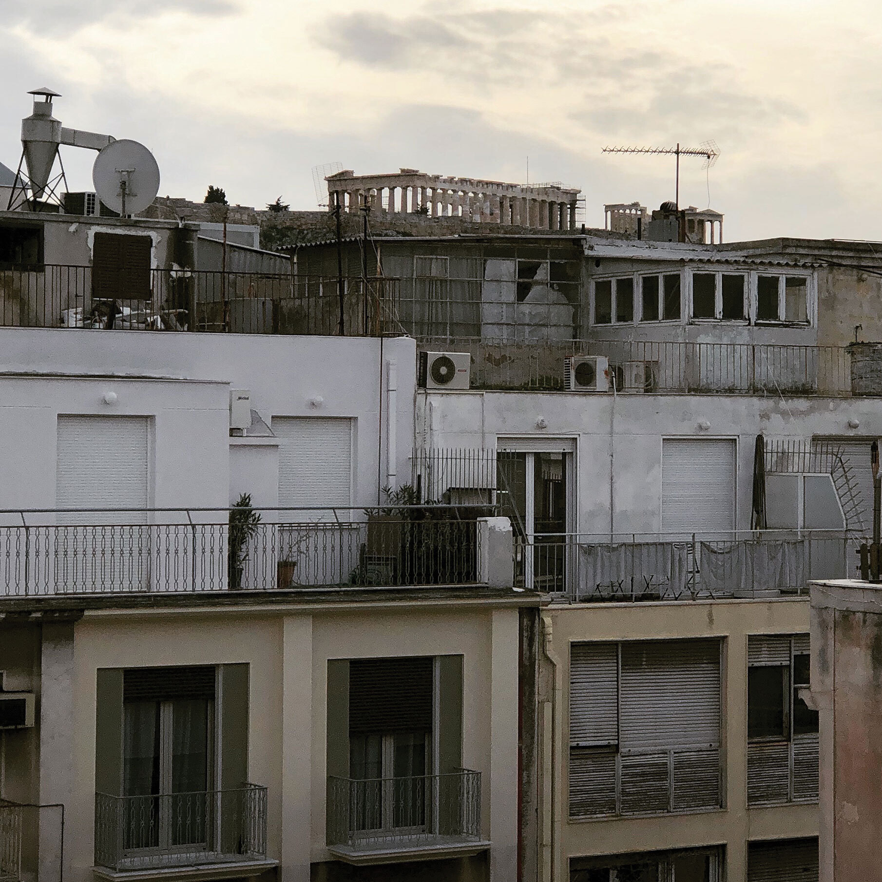 Ακάλυπτος πολυκατοικίας στην οδό Λέκκα