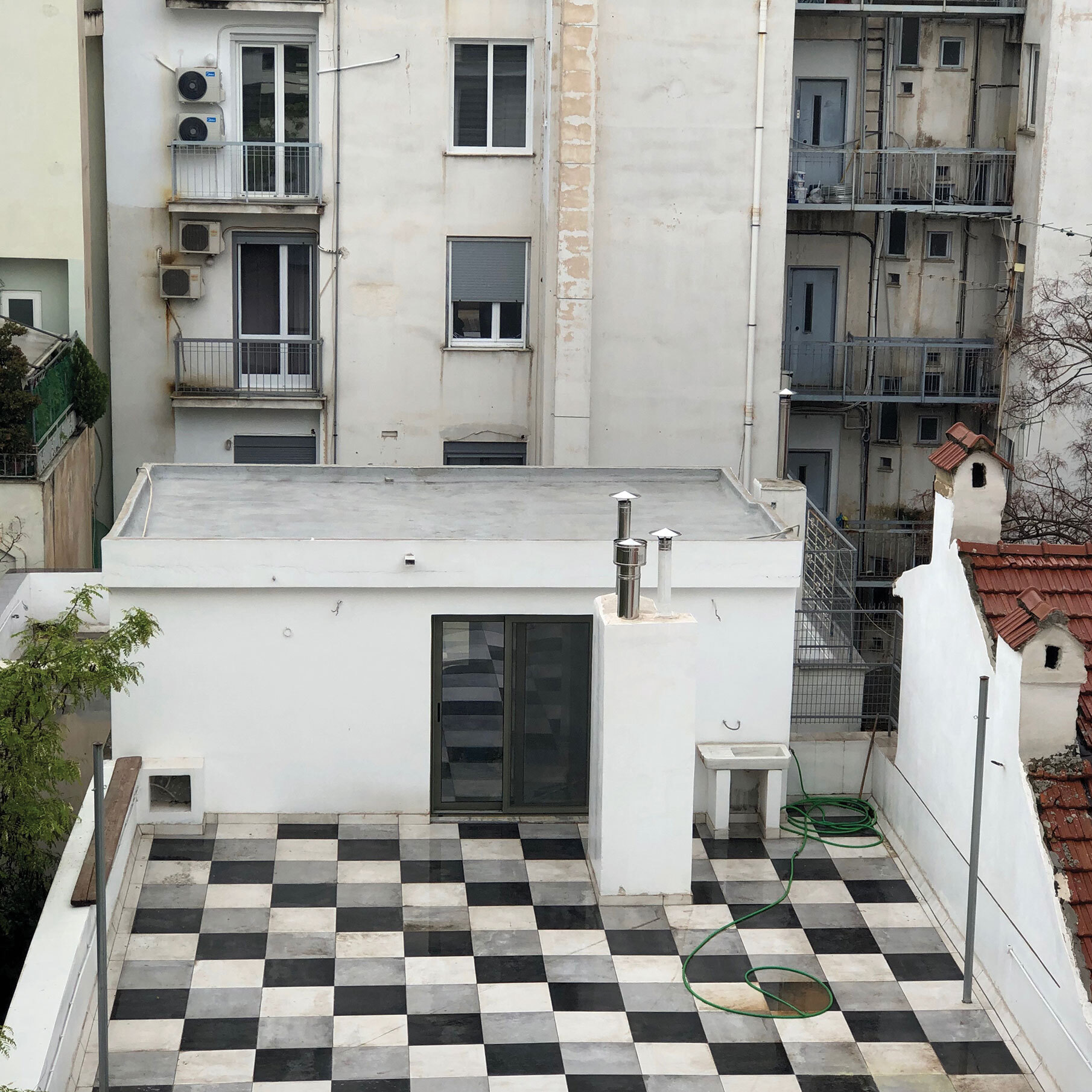 Ακάλυπτος πολυκατοικίας στην οδό Ζαΐμη